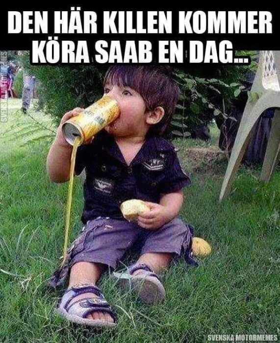 Ett barn sitter på gräset och dricker från en burk med spilld dryck längs sidan. Texten ovan lyder "Den här killen kommer köra Saab en dag.