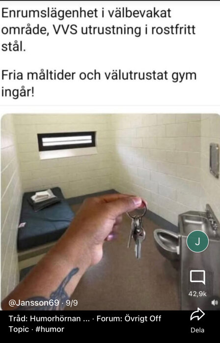 Hand håller nycklar i ett rum med säng och toalett av rostfritt stål, som liknar en fängelsecell. Text ovan beskriver fördelar med lägenheten.