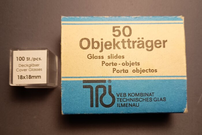 Förpackning med 50 objektglas och ett litet paket med täckglas 18x18mm från VEB Kombinat Technisches Glas Ilmenau.