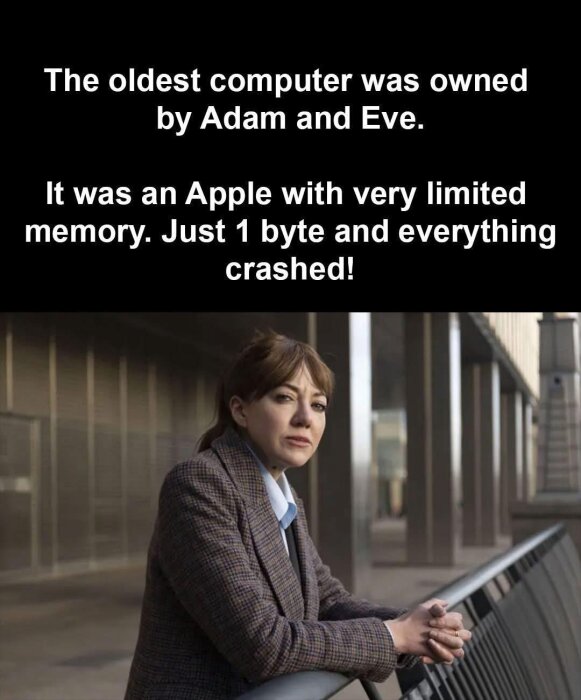 En person lutar sig mot ett räcke i stadslandskap. Ovan finns en text med humoristisk jämförelse mellan Adam och Eva samt äldre datorer.