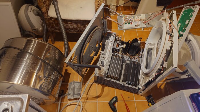 Isärplockad Bosch Serie 8 tvättmaskin med synligt värmeelement och trumma, delvis demonterad för reparation.