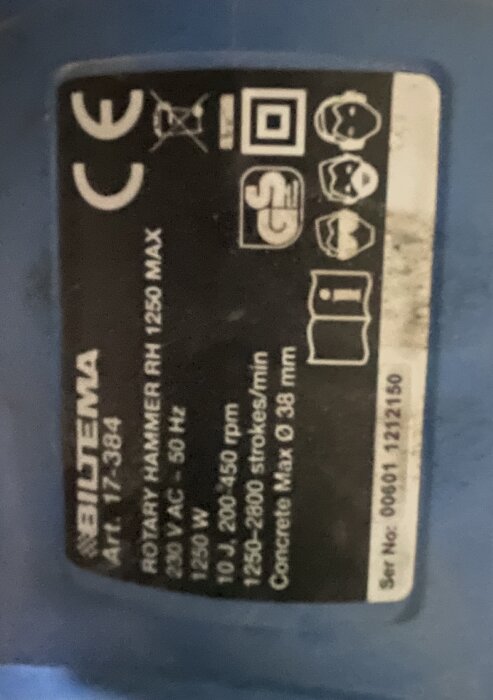 Etikett på en Biltema bilningshammare, modell RH 1250 MAX, med tekniska specifikationer och säkerhetssymboler.