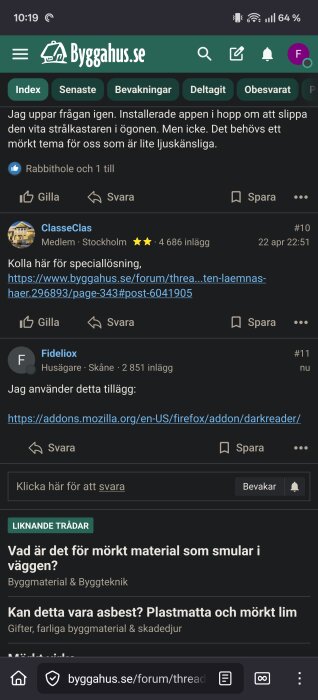 Skärmbild av en diskussionstråd på Byggahus.se forum i mörkt läge, där en användare delar en länk till Firefox-tillägget Dark Reader.