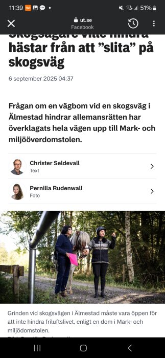 Personer med en häst vid en skogsväg, troligen diskuterande access och friluftsliv i Älmestrad, med hänvisning till en lagstadgad vägöppning.
