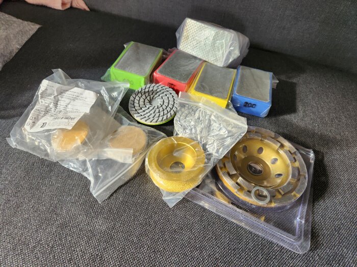 Verktyg och slipkuddar för att slipa och runda granitkanter vid poolkanten.