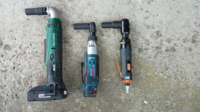Tre olika spärrskaft: Parkside 18V vinklad slagskruvdragare, Bosch GRC12V-60 och Bahco tryckluftsspärrskaft, sida vid sida på betonggolv.