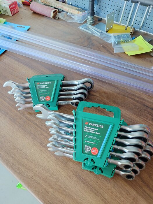 Två set av skiftnycklar med spärrfunktion från Parkside på ett bord, inköpta från Lidl.