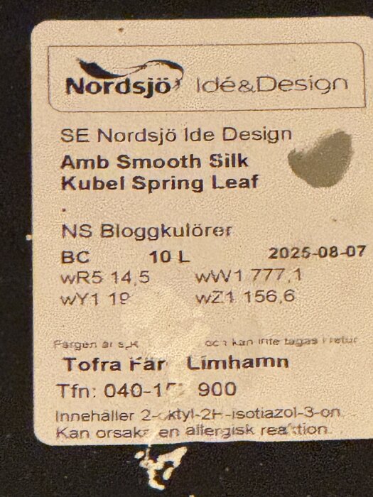 Etikett från Nordsjö Idé & Design med färgnamn "Kubel Spring Leaf" och specifikationer samt kontaktinformation för Tofra Färg, Limhamn.