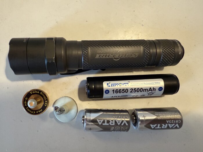 Surefire ficklampa med Tana SingLED-modul, Li-ion-batteri och Varta batterier, redo för installation.