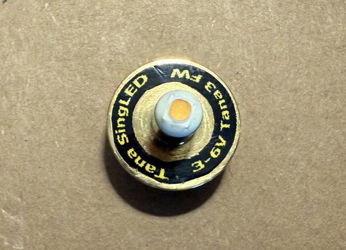 LED-modul från Tana med märkning i svart och gul text, designad för att ersätta en xenonlampa i en 25 år gammal ficklampa.