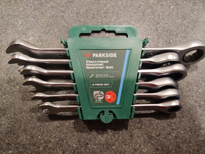 Sexdelat set med böjliga ringnycklar i metall, märkt Parkside, på en grå bakgrund.