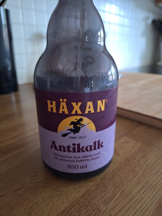 Flaska med Häxans Antikalk-rengöring, 650 ml, på en diskbänk.