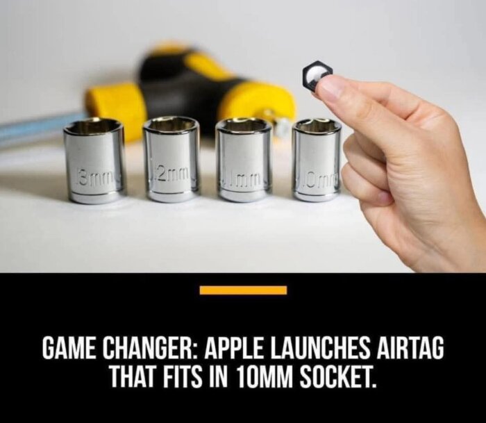 Hand håller en liten enhet bredvid hylsnycklar i olika storlekar; texten nedan lyder "Apple lanserar AirTag som passar i 10 mm-sockel.
