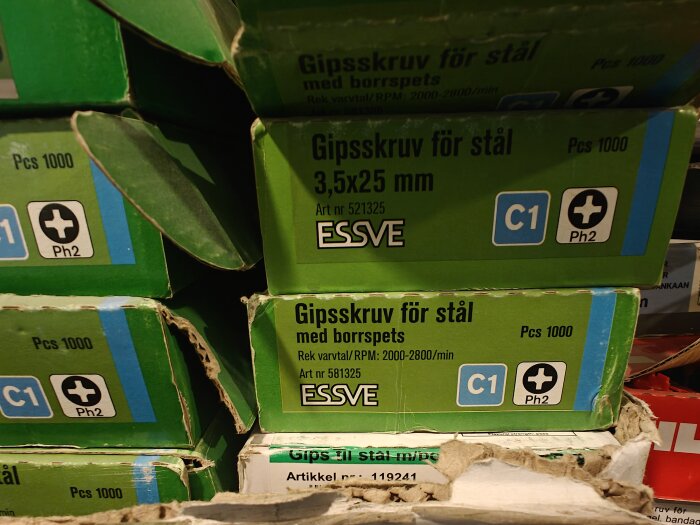 Förpackningar med bandad gipsskruv för stål, 3,5x25 mm, från ESSVE, visas staplade.