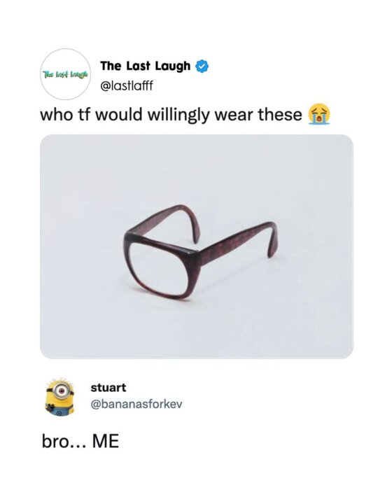 Bilden visar ett par rektangulära glasögon med tjocka, mörka plastbågar mot en vit bakgrund.