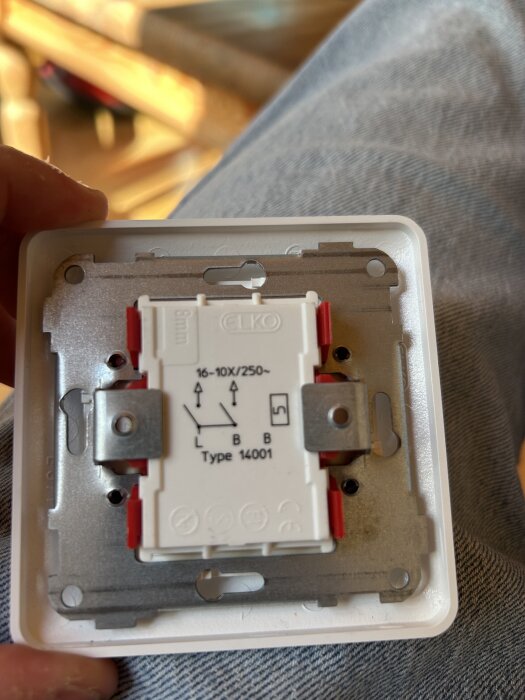 Vit och silverfÀrgad kronomkopplare frÄn ELKO, typ 14001, med kopplingsschema och mÀrkning 16-10X/250-