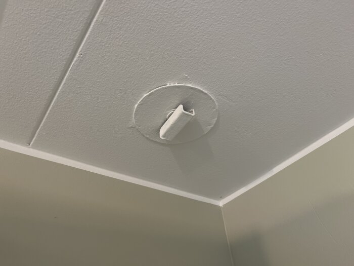 Håltagning i kökstak för imkanal i ett hus från 1979.