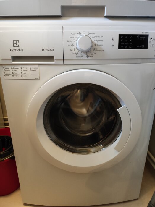 Vit Electrolux tvättmaskin med flera programinställningar. Diskuteras byte av lager p.g.a. oljud vid centrifugering.