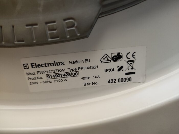 Electrolux tvättmaskins etikett, modell EWP1472TKW, med tekniska specifikationer och serienummer.