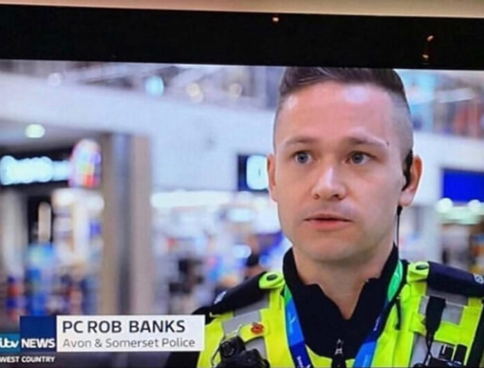 En polis från Avon & Somerset Police med namnskylten "PC Rob Banks" intervjuas i en nyhetssändning.