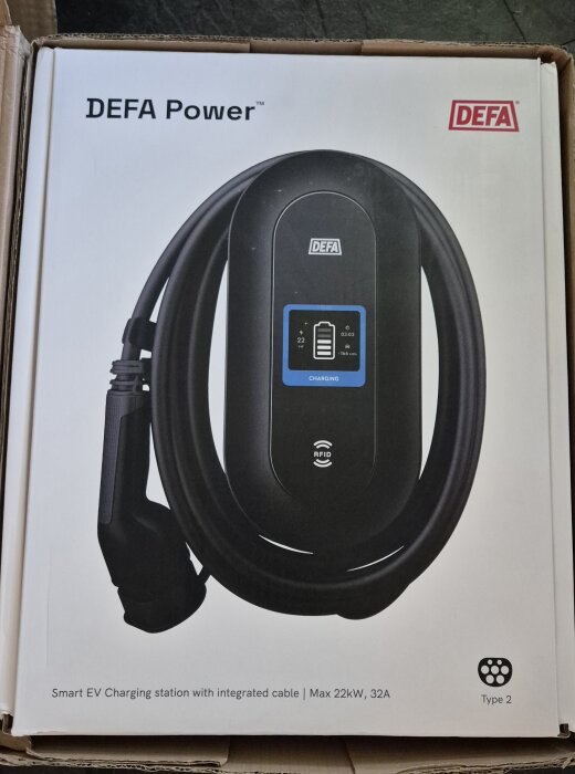 DEFA Power laddningsstation för elbilar med integrerad kabel, visar specifikationer: Max 22kW, 32A. Kablage beskrivs i inläggstext.