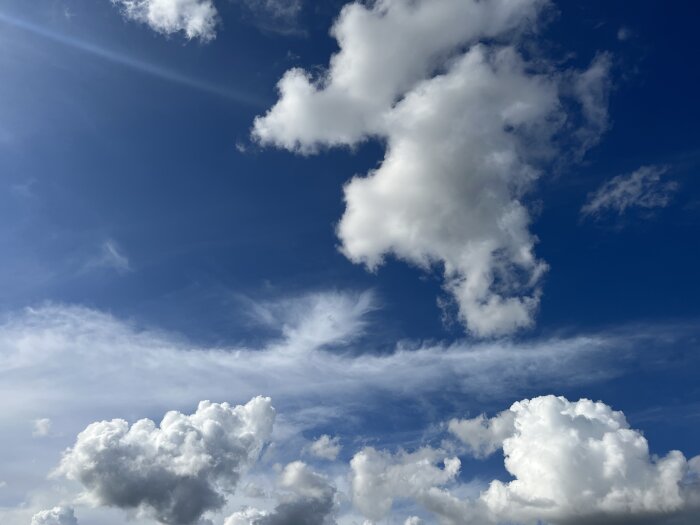Molnformationer på blå himmel under dagen.