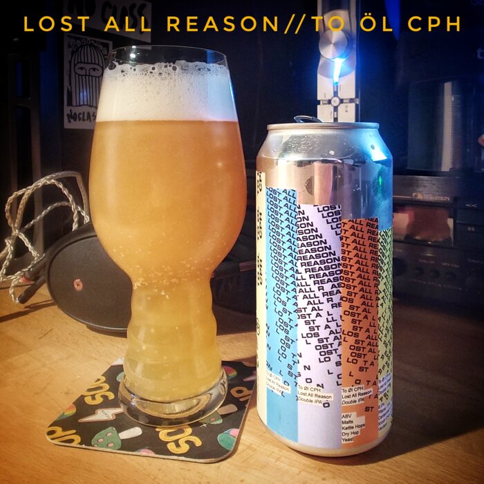 Glas med skummande öl bredvid en burk med etiketten "Lost All Reason" i ett hemmiljö.