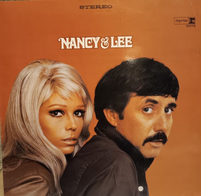 Albumomslag med två personer på orange bakgrund, text "Nancy & Lee".