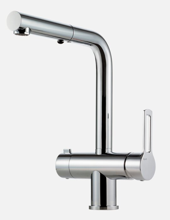 Köksblandare i krom med utdragbar pip och handtag på sidan, som uppfyller kraven för en vänsterhänt person och har justerbara inställningar.
