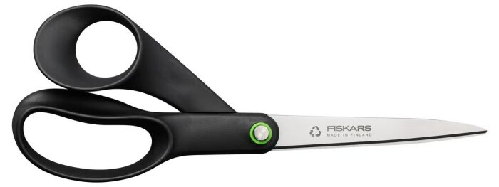 Sax från Fiskars med svarta plasthandtag och stålblad. Anpassad för högerhänta, vilket kan vara problematiskt för vänsterhänta användare.