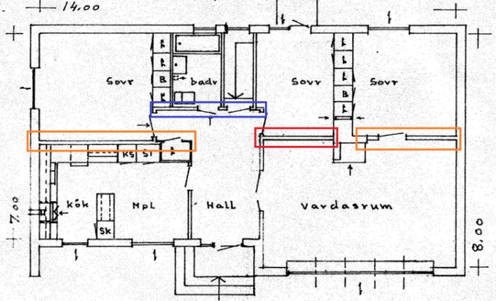 Planritning av hus från 1966 med markerade väggar; röd ruta visar potentiellt bärande vägg vinkelrät mot takstolar; blå och orange rutor markerar andra väggar.