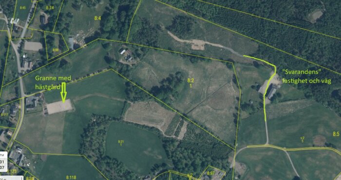 Flygbild över landskap med hästgård och väg markerade. Kartan visar gränser och nummer för olika fastigheter.