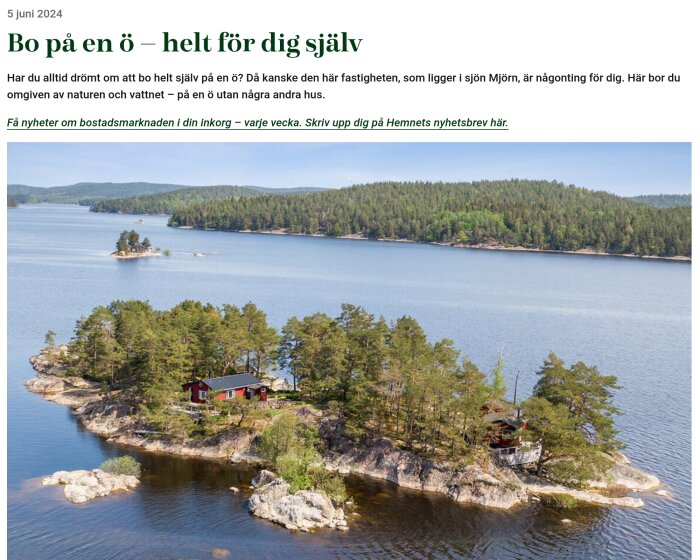 Ö med rött hus omgiven av vatten och skog, perfekt för den som vill bo avskilt.