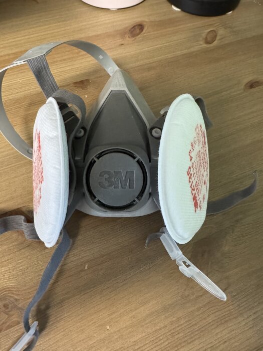 Skyddsmask med dammfilter, idealisk för användning vid arbete som genererar damm, för att skydda lungorna mot skadliga partiklar.