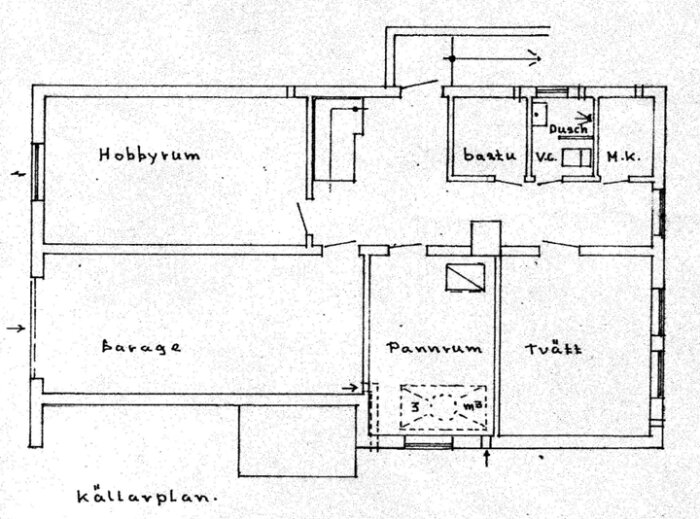 Planritning av en källare med rum som pannrum, tvättstuga, hobbyrum, garage och bastu markerade.