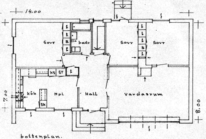 Planskiss över bottenplan med märkta rum som kök, vardagsrum, sovrum och badrum. Måttskala och rumsmarkeringar visas tydligt.