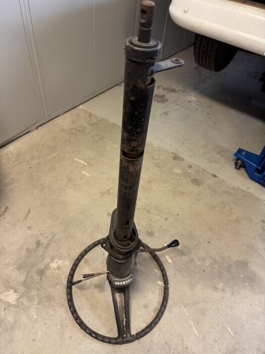Gammal rattstång från en Chevrolet, sannolikt från 1972, avsmalnande variant utan tändningsnyckel, stående på garagegolv.
