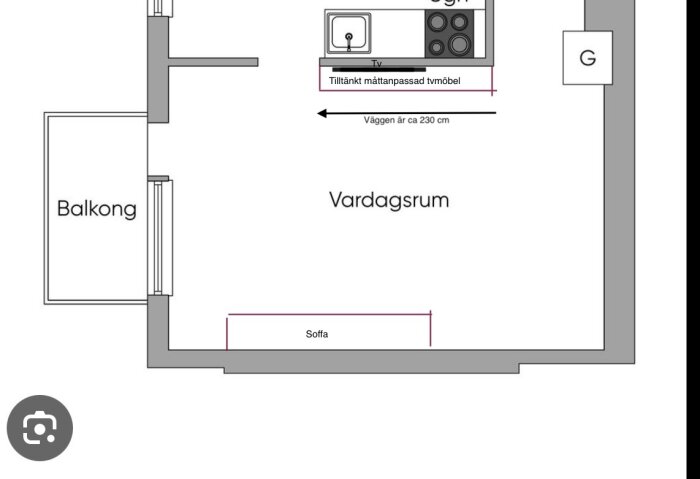 Planritning av vardagsrum med markerad vägg för TV-möbel och soffa, samt balkong och köksutrymme angivna.