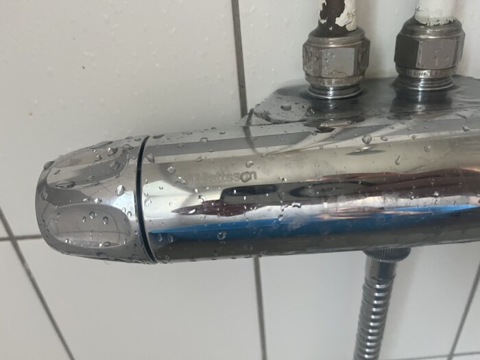 Våtrumstermostat med duschvattenrör, mineralbelagt, efterfrågan på snålspolningsborttagning, frustrerat.