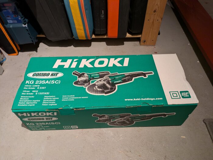 Förpackning av Hikoki vinkelslipspaket med två vinkelslipar (230mm och 125mm) och två diamantskivor från Hornbach.