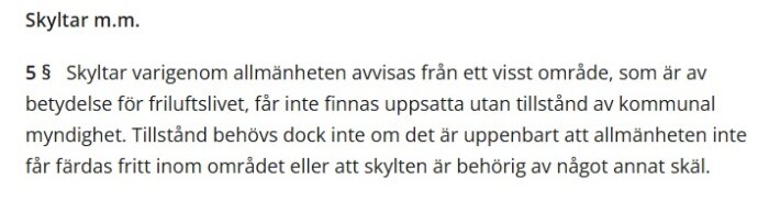 Skylttext om regler för uppsättning av skyltar som begränsar allmänhetens tillträde till friluftsområde utan kommunalt tillstånd under vissa villkor.