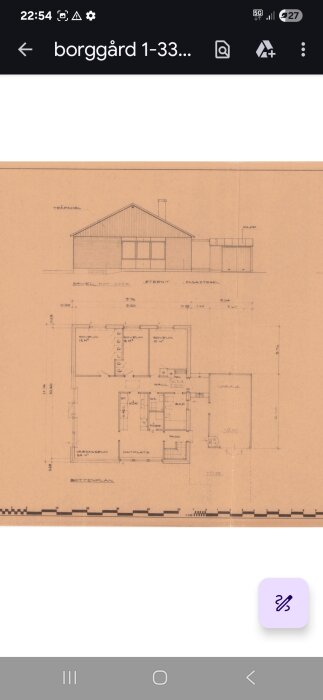 Ritning av ett hus med planlösning som visar rumplacering i bottenvåningen.