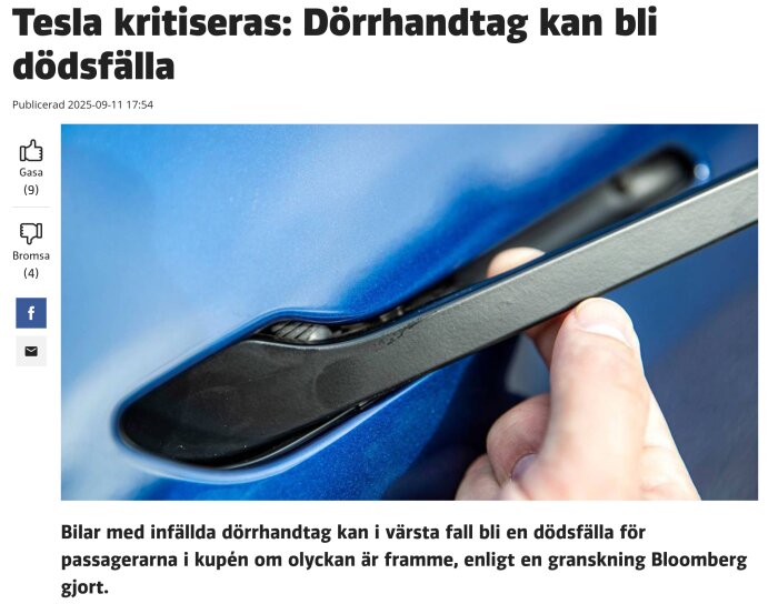 Närbild av en hand som hanterar ett infällt dörrhandtag på en blå bil, en del av en diskussion om bildesign och säkerhetsproblem.