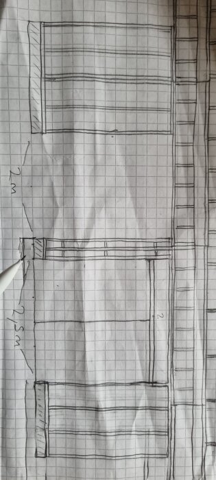 Skiss på rutat papper som visar ett regelverk med måttangivelser, inklusive öppningar och en pelare, relaterat till lättklinkerbyggprojekt.