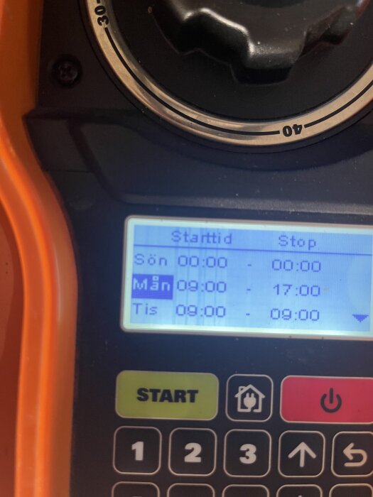 Bild av en gräsklippares kontrollpanel med schemalagd klipptid från måndag 09:00 till 17:00. Knappar för start och stopp syns.