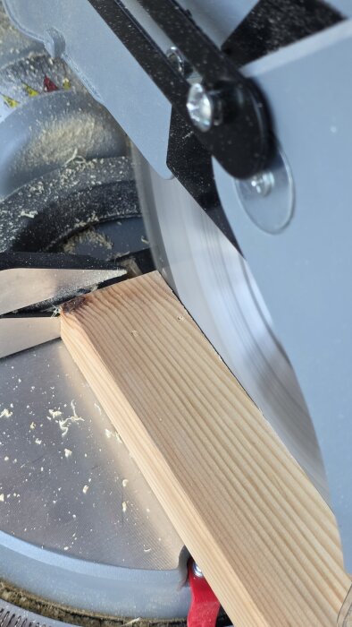 Kap- och gersåg från Jula i användning med trälister, visar sned kapning.