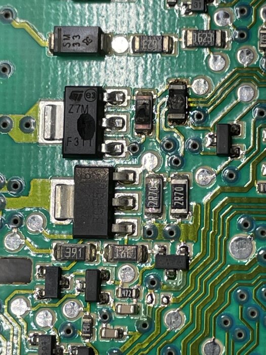Närbild av ett kretskort med komponenter som triac Z7M, motstånd och kopparbanor, från en ASKO diskmaskin modell D5647.