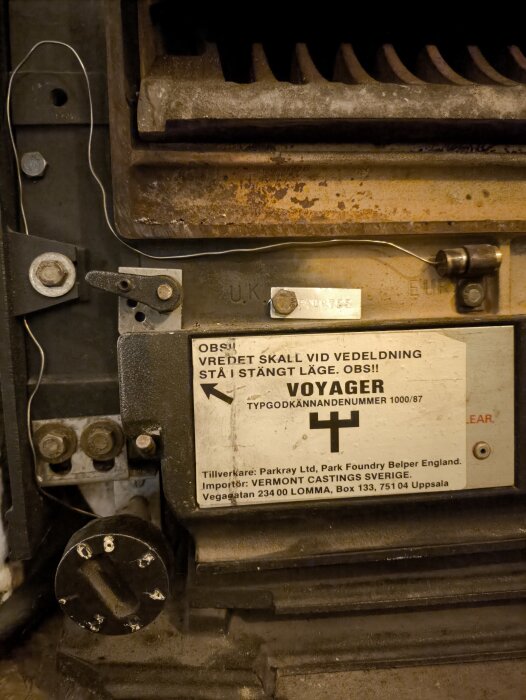 Kontrollpanel på en kamin med anvisningar och knappar för justering.