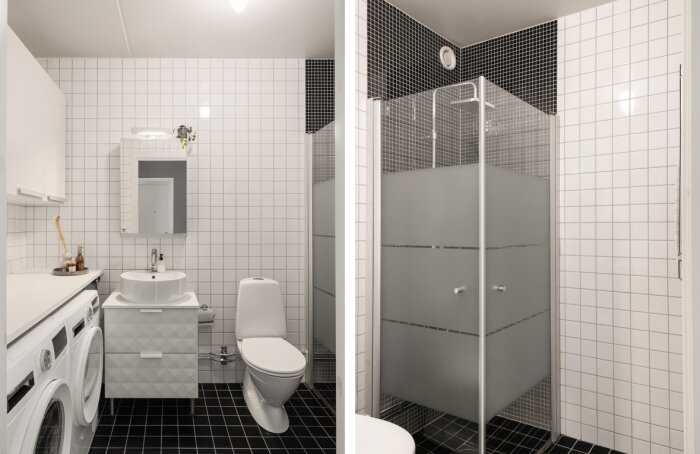 Ljust badrum med vitkaklade väggar, svart golvklinker, tvättmaskin, toalett, dusch med frostat glas och spegelskåp ovanför handfat.