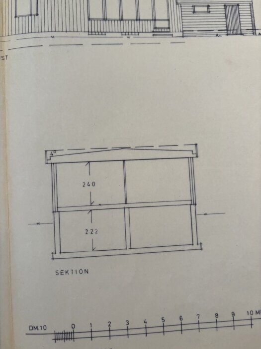 Ritning av en konstruktion med sektioner märkt 240 och 222, samt en skala med mått i meter.